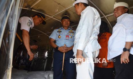 Gubernur Jabar Dedi Mulyadi mersama Danlanud Husein Sastranegara Kolonel Pnb Alfian dan Deputi Modifikasi Cuaca BMKG Tri Handoko Seto meninjau persiapan proses operasi modifikasi cuaca dengan menggunakan pesawat Casa 212 bersama Badan Meteorologi, Klimatologi dan Geofisika (BMKG), Badan Penanggulangan Bencana Daerah (BPBD) Jabar, serta pihak Lanud Husein Sastranegara, di Kota Bandung, Selasa (11/3/2025). Dalam kegiatan itu sebanyak 24 ton garam ditabur di udara selama sepuh hari, dengan harapan dapat mengurangi intensitas hujan sebanyak 60 persen.