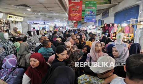 Pengunjung memadati Pasar Tanah Abang Blok B di Jakarta, Ahad (16/3/2025). Dua pekan menjelang hari raya Idul Fitri 1446 hijriah, suasana Pasar Tanah Abang mulai dipadati pengunjung untuk berbelanja kebutuhan hari raya Idul Fitri 1446 Hijriah seperti busana muslim dan muslimah hingga pakaian anak. Menurut pedagang, jumlah pengunjung Pasar Tanah Abang mengalami peningkatan hingga 50 persen dan diprediksi terus meningkat hingga H-7 lebaran idul fitri.