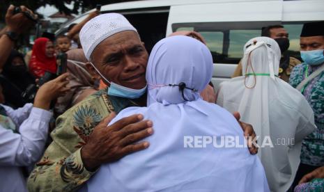 Seorang calon haji memeluk anggota keluarganya saat pelepasan keberangkatan di halaman Pemkab Jombang, Jawa Timur, Senin (6/6/2022). Sebanyak 478 orang calon haji asal Kabupaten Jombang mulai diberangkatkan ke Tanah Suci. 