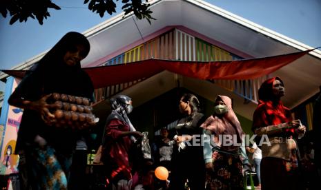 Warga mengantre untuk berbelanja kebutuhan pangan dengan harga murah saat program pangan bersubsidi di RPTRA Shibi, Jagakarsa, Jakarta Selatan, Jumat (10/6/2022). Program pangan bersubsidi tersebut digelar oleh Dinas Ketahanan Pangan, Kelautan dan Pertanian (DKPKP) bersama Dinas Sosial DKI Jakarta untuk memberikan kemudahan akses pangan bergizi bagi warga menengah kebawah. Program tersebut digelar di sejumlah RPTRA di DKI Jakarta mulai 9 Juni hingga 22 Juni 2022 mendatang. 