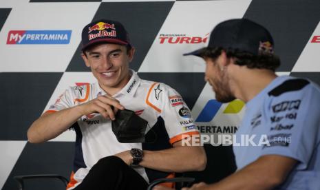  Pembalap Spanyol Marc Marquez dari tim Repsol Honda, kiri.