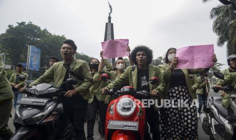 Sejumlah mahasiswa Universitas Djuanda melakukan aksi dorong motor di Kota Bogor, Jawa Barat, Rabu (7/9/2022). Aksi dorong motor dari Tugu Kujang menuju pintu 3 Istana Bogor tersebut sebagai bentuk penolakan kenaikan harga Bahan Bakar Minyak (BBM) bersubsidi dan menuntut pemerintah untuk membatalkan kebijakan kenaikan harga BBM. Republika/Putra M. Akbar