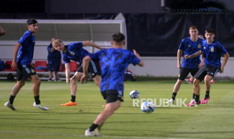 Pemain Timnas U17 Argentina mengikuti latihan jelang laga Semifinal Piala Dunia U17 di Lapangan Sriwaru, Surakarta, Jawa Tengah, Senin (27/11/2023). Tim Argentina saat ini menjadi unggulan usai mengandaskan juara sebelumnya Brazil. Argentina nanti akan bertemu dengan Jerman pada Semifinal esok.