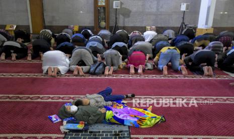 Umat muslim menunaikan Shalat Qiyamul Lail. Doa Sholat Tahajud Beserta Niatnya Arab, Latin dan Terjemahan