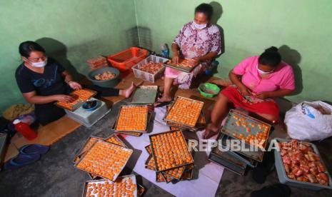 Pekerja menyelesaikan pembuatan kue kacang di industri rumahan di Rogojampi, Banyuwangi, Jawa Timur, Rabu (26/8). Pemerintah akan menerbitkan skema Kredit Usaha Rakyat (KUR) baru yakni KUR Super Mikro. Skema yang berlangsung hingga 31 Desember 2020 itu memiliki bunga nol persen. 