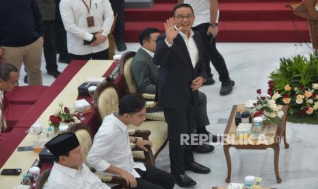 Pasangan calon Presiden dan Wakil Presiden nomor urut 2 Prabowo Subianto-Gibran Rakabuming Raka, bersama pasangan calon Presiden dan Wakil Presiden nomor urut 1 Anies Baswedan-Muhaimin Iskandar menghadiri rapat pleno penetapan pasangan calon presiden dan wakil presiden terpilih pemilihan umum 2024 di Gedung KPU, Jakarta, Rabu (24/4/2024).