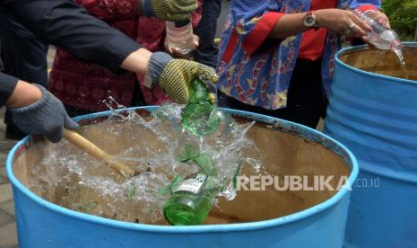 PP Muhammadiyah Dukung RUU Larangan Minol. Petugas berwenang memecahkan botol berisi minuman alkohol ilegal saat pemusnahan barang milik negara di Kantor Pengawasan dan Pelayanan Bea dan Cukai Tipe Madya Pabean A Denpasar, Bali, Selasa (15/12/2020). Dalam kesempatan tersebut, Bea Cukai memusnahkan barang hasil penindakan periode 2019/2020 berupa 2.245 botol minuman mengandung etil alkohol (MMEA), 459.805 batang rokok, 86 bungkus tembakau iris, 297 botol liquid vape, 109 buah alat kesehatan berbagai jenis, 8.873 pakaian, 53 telepon genggam, 944 jam pintar, 46 tablet, 1.337 produk lain berbagai jenis terdiri dari action figure, kartu memori, flashdisk dan aksesoris dengan total jumlah nilai barang yaitu Rp1,997 miliar. 