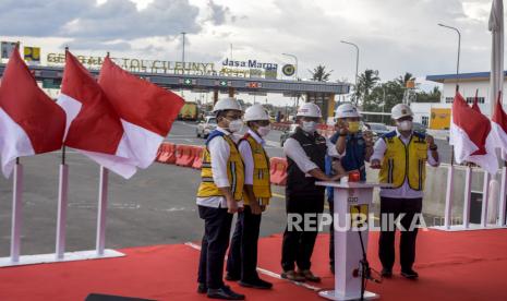 Gubernur Ridwan Kamil (tengah) bersama sejumlah pejabat menekan tombol peresmian Jalan Tol Cisumdawu (Cileunyi-Sumedang-Dawuan) Senin (24/1/2022). 