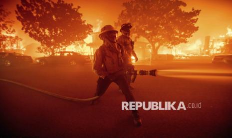 Firefighters battle the Palisades Fire as it burns multiple structures in the Pacific Palisades neighborhood of Los Angeles, Tuesday, Jan. 7, 2025. 