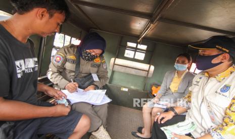 Petugas menilang  warga yang tidak menggunakan masker.