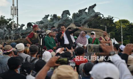 Pakar hukum tata negara yang menjadi bagian dari tim hukum Anies Baswedan-Muhaimin Iskandar (AMIN), Refly Harun menyampaikan orasi usai mengikuti sidang putusan PHPU Pilpres 2024 di kawasan Patung Arjuna Wijaya atau Patung Kuda, Jakarta, Senin (22/4/2024). Dalam aksi tersebut, sejumlah massa membakar ban bekas dan atribut aksi sebagai bentuk kekecewaan atas hasil putusan sidang perkara Perselisihan Hasil Pemilihan Umum (PHPU) Pilpres 2024 terkait penolakan permohonan sengketa pilpres yang diajukan pemohon capres dan cawapres  01 dan 03 oleh Mahkamah Konstitusi.