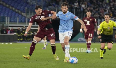 Francesco Acerbi dari Lazio (biru muda). Acerbi dikabarkan tengah diminati beberapa klub Liga Italia seperti AC Milan, Inter Milan, dan Monza pada bursa transfer pemain musim panas ini. 