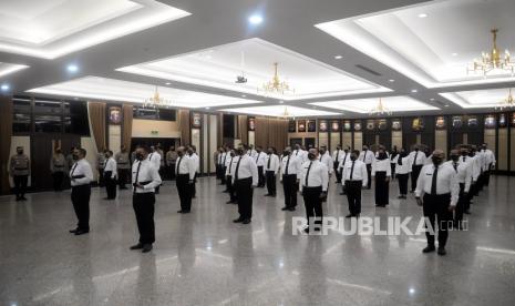 Para mantan pegawai Komisi Pemberantasan Korupsi (KPK) mengikuti upacara penyerahan keputusan kapolri tentang pengangkatan pegawai negeri sipil polri tahun 2021 di di Gedung Rupatama Mabes Polri, Jakarta, Kamis (9/12). Sebanyak 44 mantan pegawai Komisi Pemberantasan Korupsi (KPK) resmi menjadi aparatur sipil negara (ASN) Polri. Prayogi/Republika