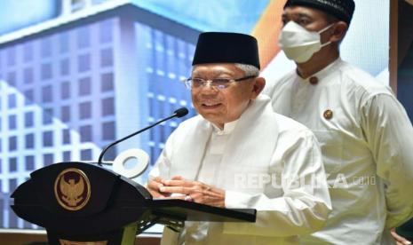 Wakil Presiden Maruf Amin melaksanakan salat Isya dan Tarawih di Masjid Istiqlal, Jakarta, Jumat (14/4/2023).