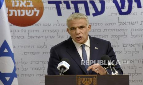 Ketua Partai Yesh Atid, Yair Lapid, memberikan pernyataan kepada pers di Knesset, Parlemen Israel, di Yerusalem, pada Senin, 31 Mei 2021.