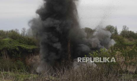  Pencari ranjau Ukraina meledakkan ranjau anti-tank yang ditemukan di dekat kota Bucha, pada jarak militer di luar Kiev, Kamis (13/4/2023).