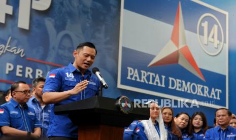 Ketua Umum Partai Demokrat Agus Harimurti Yudhoyono (AHY) didampingi jajaran pengurus dan kader menyampaikan konferensi pers di kanto DPP Partai Demokrat, Jakarta, Senin (4/9/2023). Dalam keterangannya AHY mengatakan bahwa Partai Demokrat sudah bukan bagian dari Koalisi Perubahan untuk Persatuan sekaligus bersiap membuka ruang komunikasi dengan koalisi yang sudah ada saat ini. Selain itu AHY juga mengucapkan selamat kepada Capres Anies Baswedan dan Cawapres Muhaimin Iskandar usai mendeklarasikan sebagai pasangan Capres dan Cawapres pada Pemilihan Presiden 2024 mendatang.