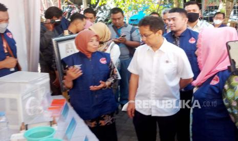 Staf Balai Besar Litbang Vektor dan Reservoir Penyakit (B2P2VRP) Salatiga, Lulus Susanti memberikan penjelasan kepada Menteri Kesehatan (Menkes) RI, Budi Gunadi Sadikin terkait pengendalian Demam Berdarah Dengue (DBD) dengan nyamuk yang telah ditanamkan bakteri Wolbacia, di sela acara Peluncuran Prograam Wingko Semarang oleh Menkes RI, di Kecamatan Tembalang, Selasa (30/5).