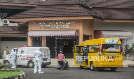 Pasien Covid-19 tanpa gejala turun dari bus sekolah setibanya di Graha Wisata Ragunan, Jakarta, Senin (14/6). DKI Jakarta menjadi salah satu daerah yang mengalami peningkatan kasus Covid-19 paling besar dalam sepuluh hari terakhir dengan peningkatan sebesar 302 persen. Republika/Putra M. Akbar