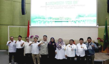 Jajaran kepanitiaan berfoto bersama usai acara Kick Off Annual International Conference on Islamic Studies (AICIS) Tahun 2024, di kampus Universitas Islam Negeri (UIN) Walisongo, Semarang, Kota Semarang, Jawa Tengah, Senin (11/12).