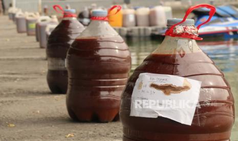 Puluhan galaon dan jerigen berisikan cairan eco enzyme berjejer di pinggiran danau Sunter Selatan, Jakarta. (ilustrasi)