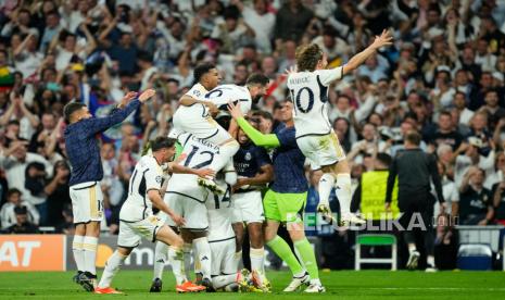 Pemain Real Madrid merayakan kemenangan atas Bayern Munchen pada pertandingan sepak bola leg kedua semifinal Liga Champions di stadion Santiago Bernabeu, Madrid, Spanyol, Kamis (9/5/2024) WIB. Madrid menang 2-1 atas Munchen. Dua gol Madrid dicetak Joselu di menit ke-88 dan 91. Munchen hanya bisa membalas lewat satu gol Alphonso Davies di menit ke-68. Atas kemenangan ini Madrid lolos ke partai final Liga Champions.