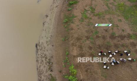 Foto udara suasana penanaman 100 ribu pohon di bantaran Daerah Aliran Sungai (DAS) (ilustrasi)