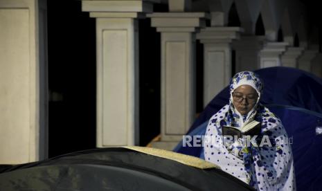 Umat muslim menunaikan Shalat Qiyamul Lail saat beritikaf pada sepuluh malam terakhir Ramadhan 1444 H di Masjid Habiburrahman, Jalan Kapten Tata Natanegara, Cicendo, Kota Bandung, Rabu (12/4/2023) dini hari. Pada sepuluh hari menjelang berakhirnya Bulan Suci Ramadhan, umat muslim melakukan Itikaf untuk meraih malam kemuliaan (Lailatul Qadar) dengan membaca Alquran, Shalat Tahajud dan berzikir.