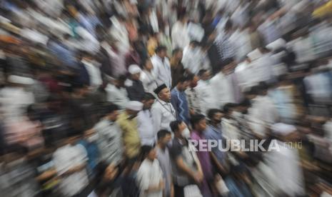 Umat Muslim melaksanakan shalat. Sarung bordir diprediksi akan menjadi tren fashion pria pada Ramadhan tahun ini  (ilustrasi)