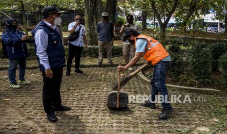 Warga Cimahi tak Bermasker Disanksi Bersihkan Alun-Alun. Wali Kota Cimahi Ajay M Priatna (kedua kiri) memberi sanksi membersihkan area publik kepada warga yang tidak mengenakan masker di kawasan Taman Alun-alun Kota Cimahi, Jalan Raya Barat, Kota Cimahi, Rabu (12/8). Pemerintah Kota Cimahi menerapkan sanksi denda sebesar Rp150 ribu serta sanksi sosial yakni kewajiban membersihkan area publik bagi warga yang tidak menggunakan masker di tempat umum. Foto: Abdan Syakura/Republika