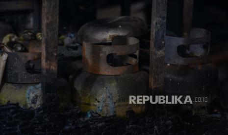 Tabung gas milik pedagang terbakar di Pasar Inpres Blok C Pasar Minggu, Jakarta, Selasa (13/4). Kebakaran yang diduga akibat arus pendek tersebut menghanguskan sekitar 389 kios di gedung Blok C dengan total kerugian ditaksir mencapai Rp 2 miliar. Republika/Thoudy Badai