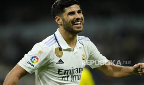  Pemain Real Madrid  Marco Asensio merayakan gol pembuka, gol bunuh diri oleh pemain Villarreal Pau Torres pada pertandingan sepak bola La Liga Spanyol antara Real Madrid dan Villarreal di stadion Santiago Bernabeu di Madrid, Ahad (9/4/2023) dini hari WIB.