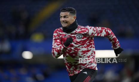 Pemain Manchester United Cristiano Ronaldo berlari selama pemanasan sebelum pertandingan sepak bola Liga Premier Inggris antara Chelsea dan Manchester United di stadion Stamford Bridge di London, 28 November 2021