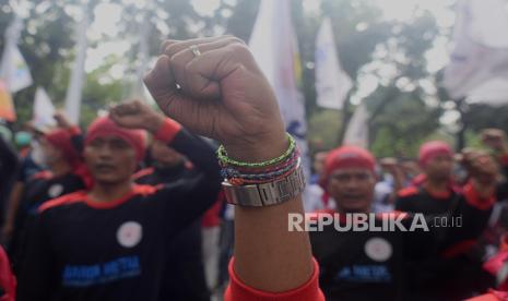 Sejumlah buruh melaksanakan aksi di Balai Kota DKI Jakarta, Rabu (20/7/2022). Pada aksi tersebut mereka menuntut Gubernur DKI Jakarta Anies Baswedan untuk melakukan banding terhadap putusan PTUN yang menurunkan nilai UMP DKI Jakarta tahun 2022 dari Rp 4.641.854 menjadi Rp 4.573.845 dan mendesak pengusaha tetap membayar upah sebesar Rp 4.641.854 selama belum ada putusan di tingkat banding. 