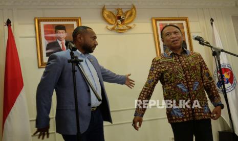 Menteri Pemuda dan Olahraga Zainudin Amali (kanan) bersama Manajer Persipura Jayapura Yan Permenas Mandenas (kiri) bersiap menyampaikan konferensi pers usai melakukan pertemuan dengan perwakilan klub sepak bola liga 2 di Kantor Kementerian Pemuda dan Olahraga, Jakarta, Senin (16/1/2023). Menpora menerima audiensi perwakilan klub liga 2 terkait diberhentikannya kompetisi liga 2 dan liga 3 musim 2022-2023 oleh PSSI.