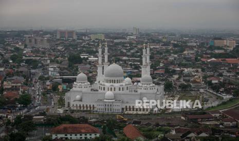 Foto suasana Masjid Raya Sheikh Zayed di Gilingan, Solo, Jawa Tengah, Senin (14/11/2022). Masjid hadiah dari Presiden Uni Emirat Arab (UEA) Mohamed Bin Zayed Al-Nahyan kepada Presiden Joko Widodo tersebut sebagai simbol persahabatan kedua negara sekaligus diharapkan menjadi salah satu destinasi wisata religi baru di Kota Solo. 