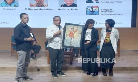 Rektor UII Fathul Wahid menyerahkan lukisan bergambar aktivis HAM Munir Said Thalib kepada istri Munir, Suciwati di Gedung Sardjito, UII, Sleman, Selasa (8/8/2023).