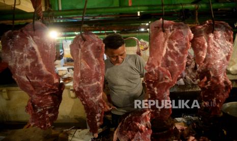 Pedagang memotong daging sapi dagangannya di Pasar Jatinegara, Jakarta Timur, Rabu (23/02/2022). Harga daging sapi mengalami kenaikan dalam satu bulan terakhir dari Rp120 ribu menjadi Rp140 ribu per kilogram. Menurunya daya beli masyarakat selama pandemi covid-19 ditambah kenaikan harga daging sapi berakibat menurunnya omzet pedagang hingga 50 persen.Prayogi/Republika.