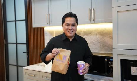 Erick Thohir ikut nikmati BTS Meal.