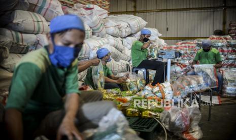 Pekerja menyiapkan sembako bantuan sosial dari Kementerian Sosial di kawasan Cipinang, Jakarta, Kamis (16/4). Pemerintah menambah jumlah keluarga penerima manfaat (KPM) bantuan sosial sembako dari 15,2 juta KPM menjadi 20 juta KPM untuk meningkatkan perlindungan masyarakat dari dampak ekonomi wabah Covid-19