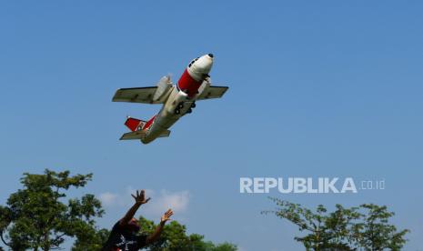 Pilot aeromodelling menerbangkan pesawat aeromodelling (ilustrasi).