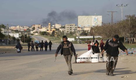 Warga Palestina yang melarikan diri dari serangan Israel di Khan Younis tiba di Rafah, Jalur Gaza. Rabu, 14 Februari 2024.