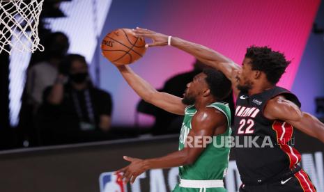  Penyerang Miami Heat Jimmy Butler (kanan) memblok tembakan guard Boston Celtics Kemba Walker (kiri) selama paruh pertama pertandingan playoff final NBA basket Wilayah Timur ketiga antara Boston Celtics dan Miami Heat di ESPN Wide World of Sports Complex di Kissimmee, Florida, AS, 19 September 2020.