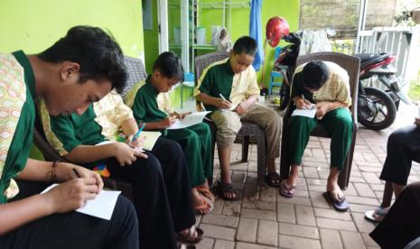 Training untuk Menumbuhkan Semangat Baru Santri STP Khoiru Ummah Jember