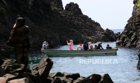 Wisatawan menikmati panorama di kawasan wisata Gua Sarang pada libur Natal dan Tahun Baru (Nataru) di Sabang, Aceh, Ahad (25/12/2022). Dinas Kebudayaan dan Pariwisata (Disbudpar) Aceh menyatakan Aceh memiliki potensi wisata yang sangat besar untuk dikembangkan menjadi wisata halal.