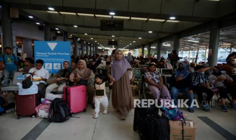 Calon penumpang jadwal keberangkatan kereta api di Stasiun Pasar Senen, Jakarta, Kamis (21/12/2023). 