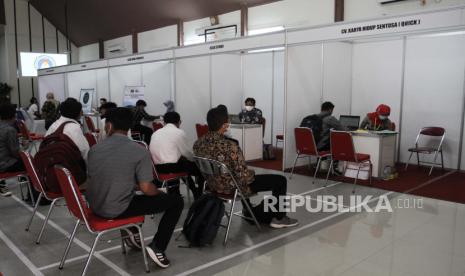 Peserta memasukkan data diri saat mengikuti Job Matching Bursa Kerja Khusus (BKK) di SMK N 2 Yogyakarta, Jetis, DI Yogyakarta, Kamis (26/11). Presiden Joko Widodo (Jokowi) mengakui masih banyak pekerjaan rumah (PR) pemerintah yang perlu dibereskan. Salah satu tantangan terberat, ujarnya, adalah adalah lonjakan jumlah pengangguran akibat pandemi Covid-19. 