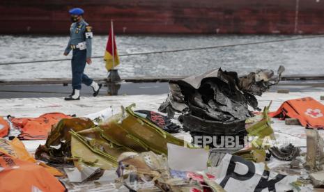 Puing pesawat Sriwijaya Air penerbangan SJ182 ditemukan dari lokasi kecelakaan di perairan Jakarta, di pelabuhan Tanjung Priok di Jakarta, Indonesia, 13 Januari 2021. Penerbangan Sriwijaya Air SJ182 jatuh ke laut lepas pantai Jakarta pada 09 Januari 2021 tak lama setelah lepas landas dari Bandara Internasional Jakarta dalam perjalanan ke Pontianak di provinsi Kalimantan Barat.