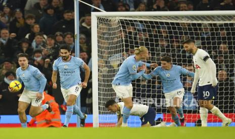  Julian Alvarez (kedua kanan) merayakan dengan rekan satu timnya setelah mencetak gol pembuka timnya pada pertandingan sepak bola Liga Premier Inggris antara Manchester City dan Tottenham Hotspur di Stadion Etihad di Manchester, Inggris,  Jumat, (20/1/2023) dini hari.