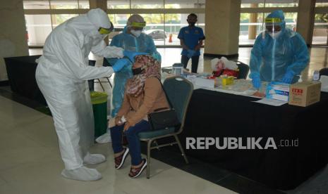 Seorang pekerja migran Indonesia (PMI) mengikuti tes usap (swab test) PCR COVID-19 di Gedung PWTC, Kuala Lumpur, Malaysia, Kamis (18/2/2021). Badan Perwakilan KNPI Malaysia dan Pantai Hospital memfasilitasi tes usap tersebut kepada 60 orang PMI yang akan melakukan penerbangan menuju Medan pada Sabtu (20/2) lusa.